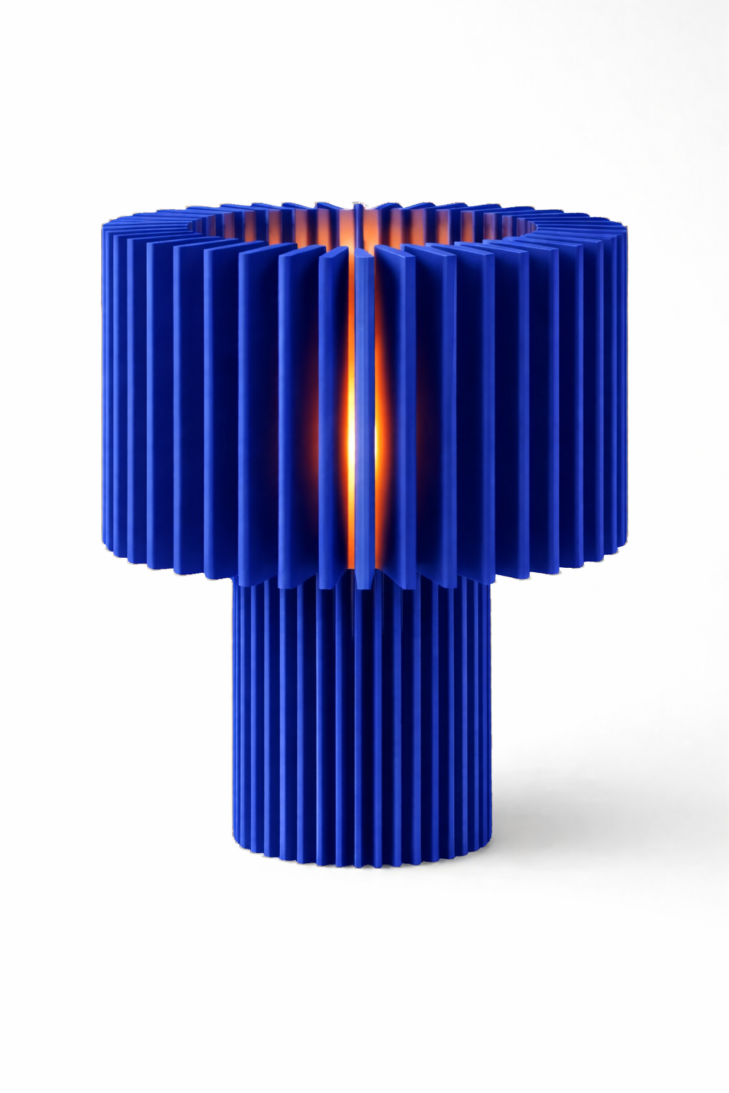 Lampe Bonie finition Bleu Klein, structure rayonnante
